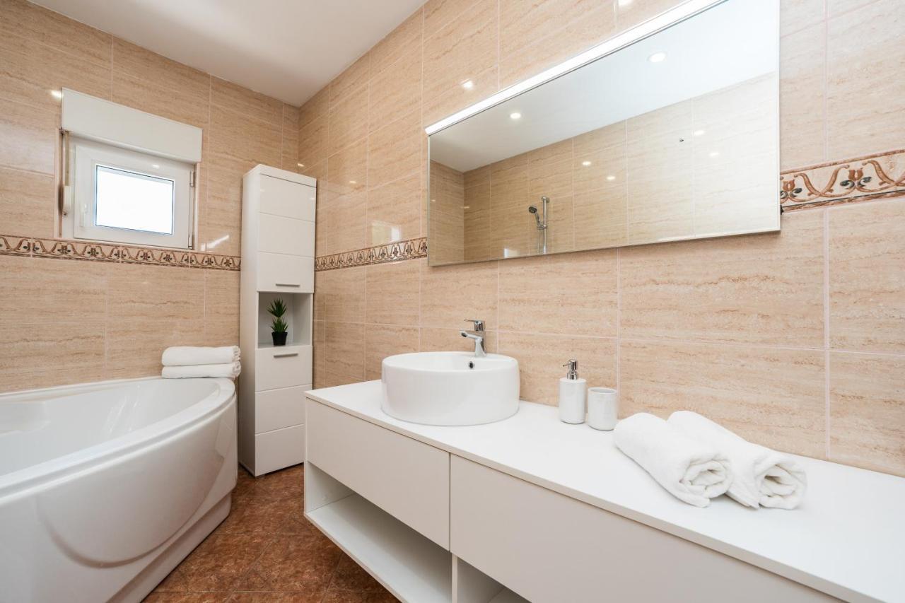 Apartmani Tomeri Стариград-Пакленица Екстериор снимка